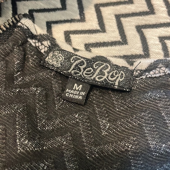 BLACK AND WHITE CHEVRON PATTERN DRESS - Picture 5 of 6